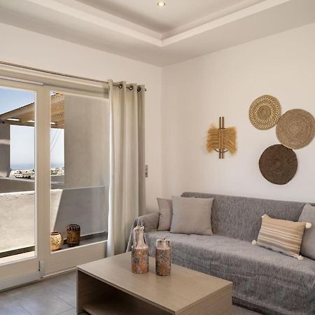 In The Heart Of Fira & Free Pool - Nychteri Suite Eksteriør billede