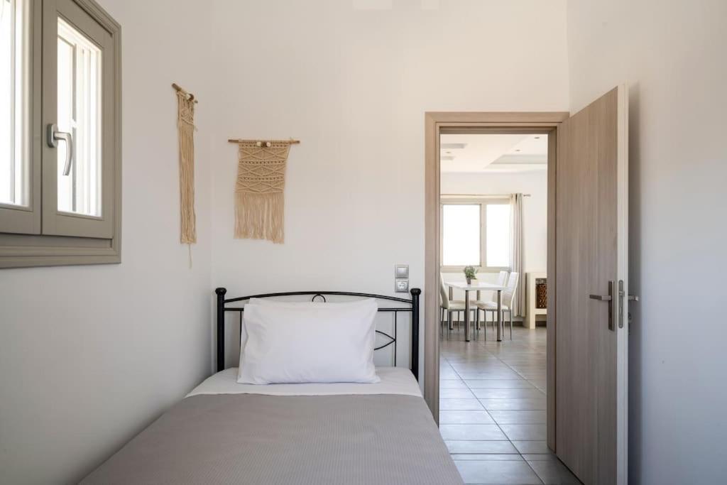 In The Heart Of Fira & Free Pool - Nychteri Suite Eksteriør billede