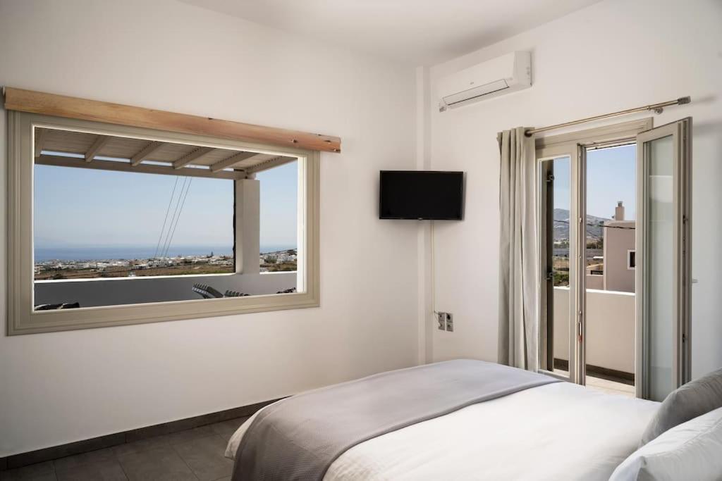 In The Heart Of Fira & Free Pool - Nychteri Suite Eksteriør billede