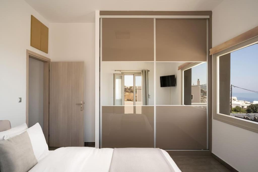 In The Heart Of Fira & Free Pool - Nychteri Suite Eksteriør billede