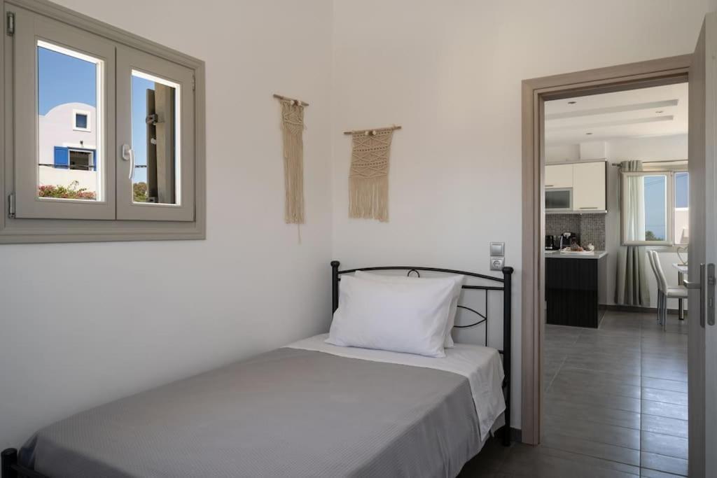 In The Heart Of Fira & Free Pool - Nychteri Suite Eksteriør billede