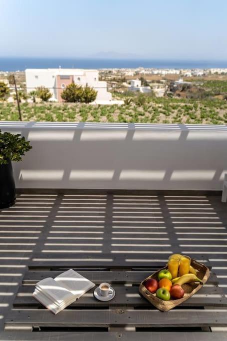 In The Heart Of Fira & Free Pool - Nychteri Suite Eksteriør billede