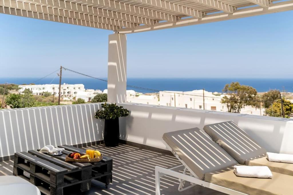 In The Heart Of Fira & Free Pool - Nychteri Suite Eksteriør billede