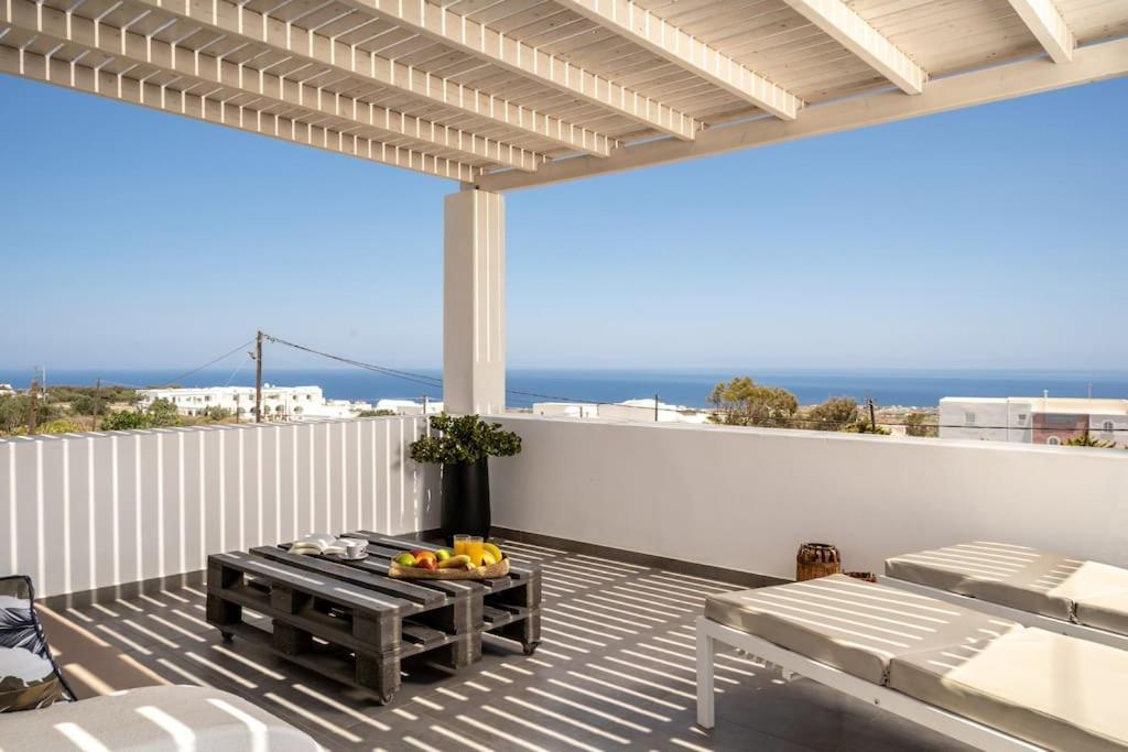 In The Heart Of Fira & Free Pool - Nychteri Suite Eksteriør billede