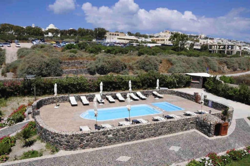 In The Heart Of Fira & Free Pool - Nychteri Suite Eksteriør billede
