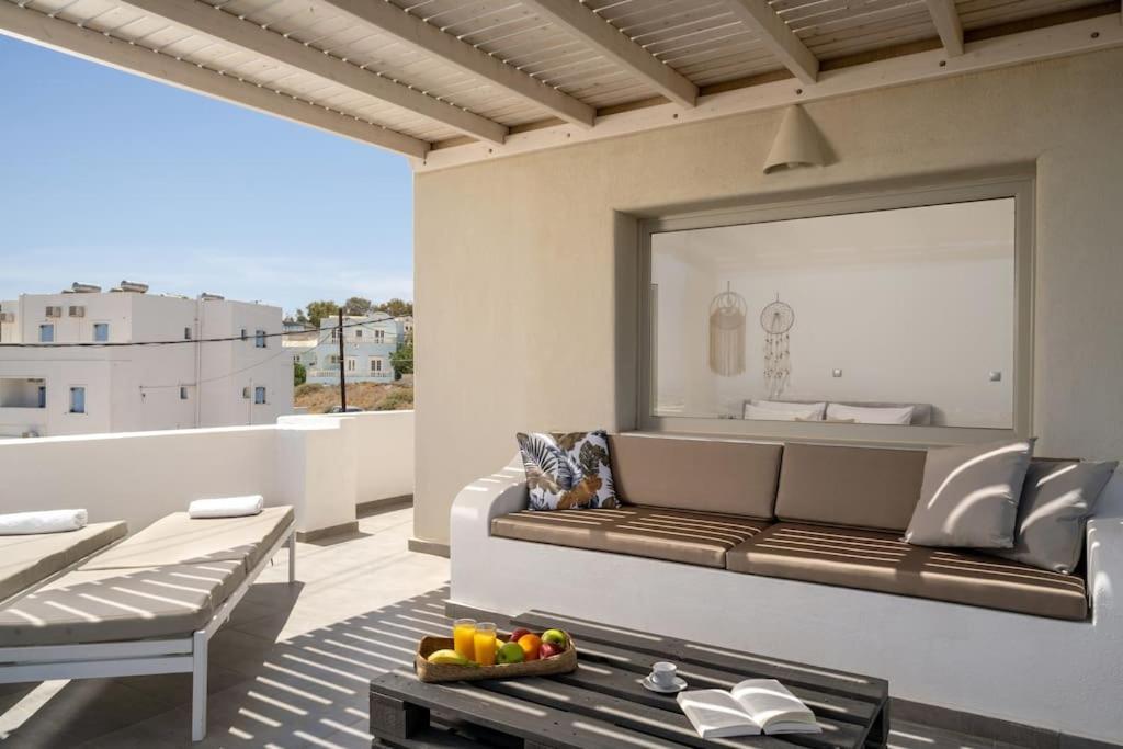 In The Heart Of Fira & Free Pool - Nychteri Suite Eksteriør billede