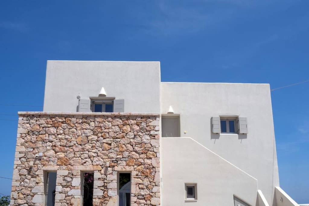 In The Heart Of Fira & Free Pool - Nychteri Suite Eksteriør billede